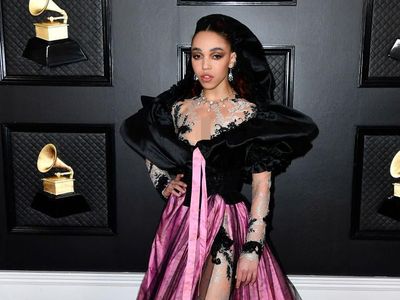 10 Selebriti Berbusana Terburuk di Grammy Awards 2020