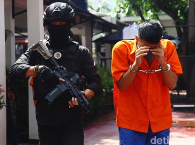 Dua Pengedar Ekstasi Digiring Polisi Bersenjata di Polda Metro Jaya