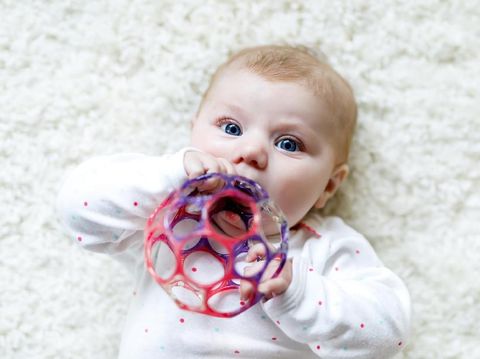 10 Mainan Bayi untuk Bantu Mengembangkan Keterampilan Motorik