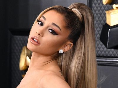 7 Inspirasi Makeup Cantik Selebriti di Grammy Awards 2020