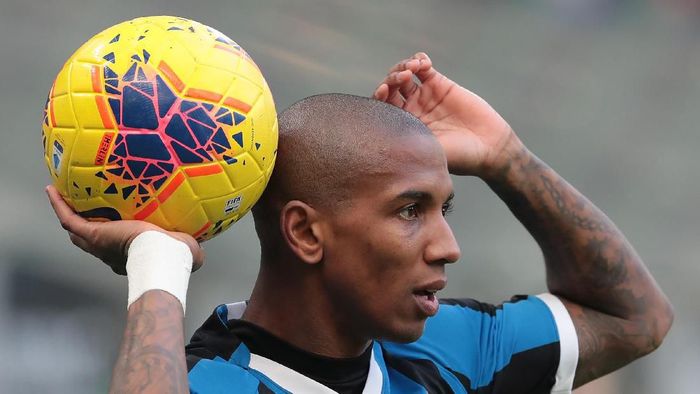 MILAN, ITALY - JANUARY 26: Ashley Young of FC Internazionale holds the ball during the Serie A match between FC Internazionale and Cagliari Calcio at Stadio Giuseppe Meazza on January 26, 2020 in Milan, Italy. (Photo by Emilio Andreoli/Getty Images)