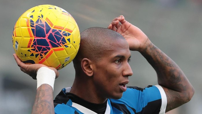 MILAN, ITALY - JANUARY 26:  Ashley Young of FC Internazionale holds the ball during the Serie A match between FC Internazionale and Cagliari Calcio at Stadio Giuseppe Meazza on January 26, 2020 in Milan, Italy.  (Photo by Emilio Andreoli/Getty Images)