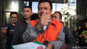 Ditahan KPK, Eks DPRD Bandung Acungkan Jempol