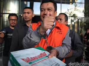 Ditahan KPK, Eks DPRD Bandung Acungkan Jempol