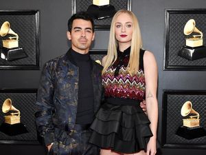 Sophie Turner Beradegan Tanpa Busana di Serial Terbaru Sophie Turner Beradegan Tanpa Busana di Serial Terbaru
