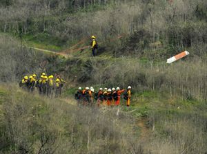 Turis dan Fan Serbu Lokasi Kecelakaan Helikopter Kobe Bryant Turis dan Fan Serbu Lokasi Kecelakaan Helikopter Kobe Bryant