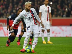 Begini gaya Neymar menjebol gawang Lille dengan gaya rambut nge-blonde dalam laga tanggal 27 Januari. (Foto: DENIS CHARLET / AFP)