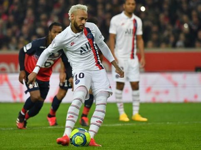Paris Saint-Germain's Brazilian forward Neymar passes the ball during the French L1 football match between Lille (LOSC) and Paris Saint-Germain (PSG) at the Pierre-Mauroy Stadium in Villeneuve d'Ascq, near Lille, northern France, on January 26, 2020. (Photo by DENIS CHARLET / AFP)