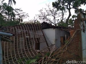 Diterjang Angin Kencang, 3 Rumah Warga Blitar Ambruk, 50 Rusak Ringan