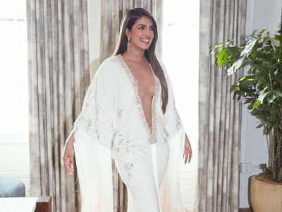 Foto: Gaya Priyanka Chopra di Grammy Awards 2020 yang Dikritik Terlalu Seksi