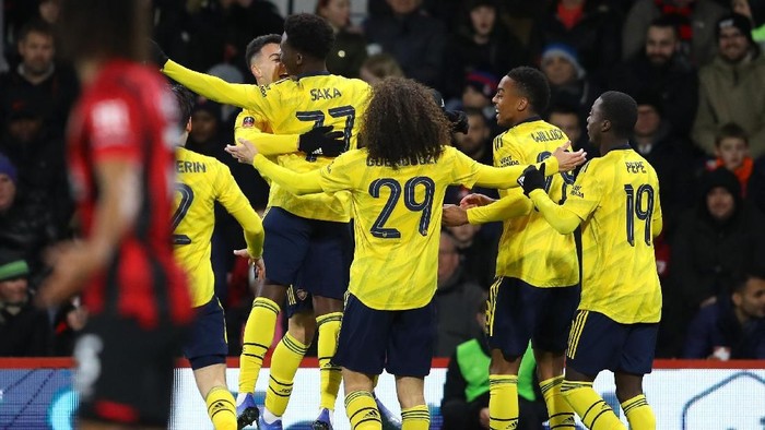 BOURNEMOUTH, ENGLAND - JANUARY 27: Bukayo Saka of Arsenal celebrates with teammates after scoring his teams first goal during the FA Cup Fourth Round match between AFC Bournemouth and Arsenal at Vitality Stadium on January 27, 2020 in Bournemouth, England. (Photo by Warren Little/Getty Images)