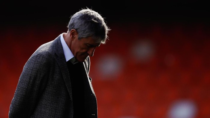 VALENCIA, SPAIN - JANUARY 25: Quique Setien, Manager of Barcelona looks on prior to the La Liga match between Valencia CF and FC Barcelona at Estadio Mestalla on January 25, 2020 in Valencia, Spain. (Photo by Eric Alonso/Getty Images)