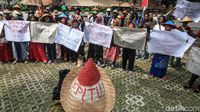 Warga Demo KPK Soal Proyek PLTU II Indramayu
