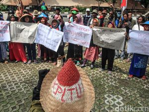 Warga Demo KPK Soal Proyek PLTU II Indramayu