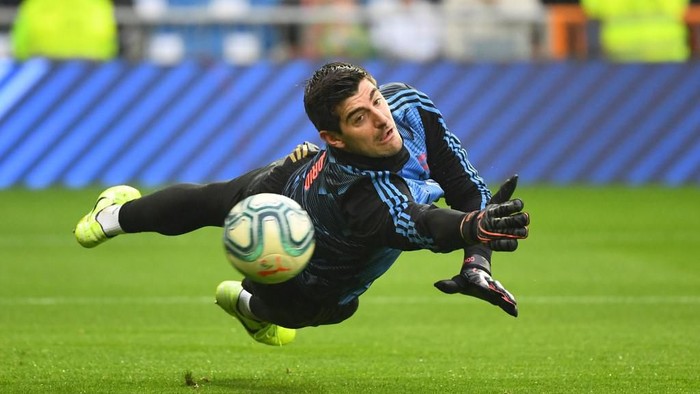 Real Madrids Belgian goalkeeper Thibaut Courtois warms up before the Spanish league football match between Real Madrid CF and Sevilla FC at the Santiago Bernabeu stadium in Madrid on January 18, 2020. (Photo by GABRIEL BOUYS / AFP)