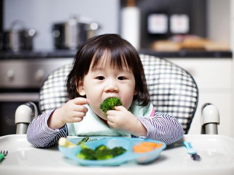 Anak makan sayur
