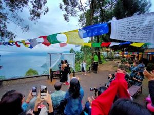 Menikah dengan Latar Danau Toba? Impian!