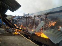 Puluhan Kios di Pasar Cikajang Garut Terbakar