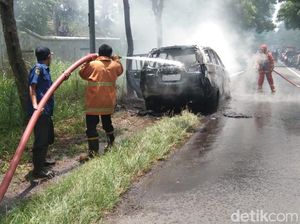 Melaju Santuy, Mobil Berpenumpang 4 Orang Ini Tiba-tiba Terbakar