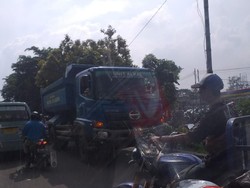 Bikin Macet, Motor hingga Truk Lawan Arus di Depan Stasiun Klender