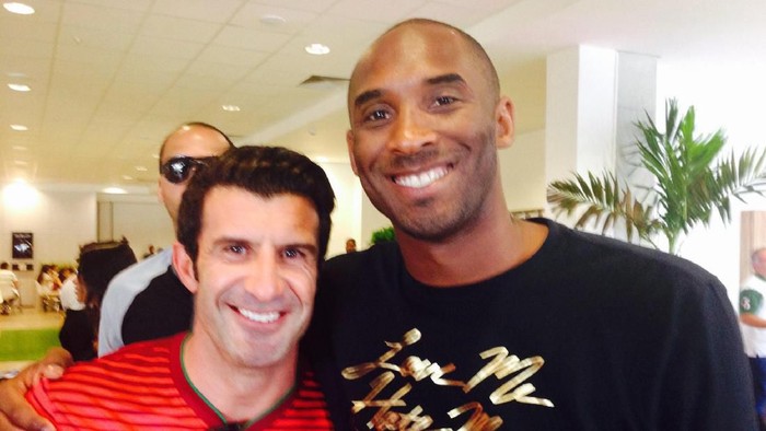 Luis Figo berfoto bersama legenda LA Lakers, Kobe Bryant
