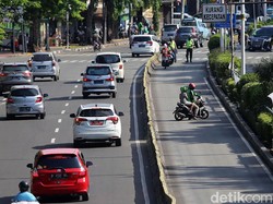Video Pemotor Berpelat Merah Masuk Busway dan Marah-marah
