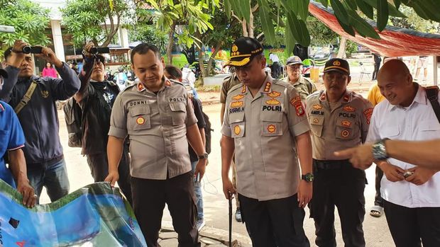 Polisi dan Satpol PP Tangerang mencopot spanduk 'King of the King'