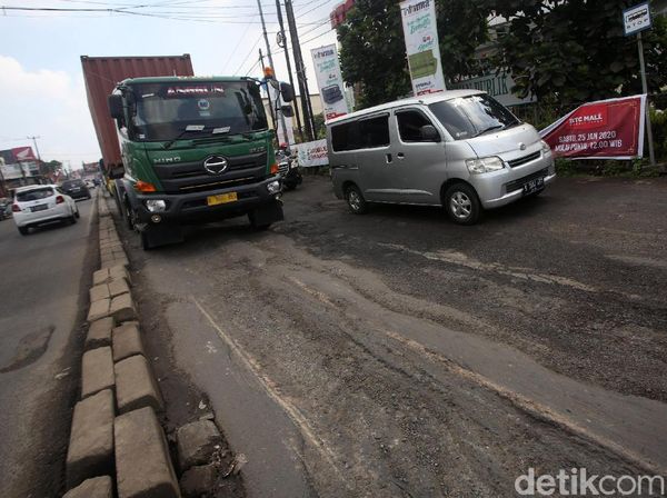 Hati-hati! Jalan di Kawasan Bekasi Rusak dan Berlubang