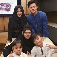 Semasa hidup, Lina Jubaedah bersama keempat anak dari Sule