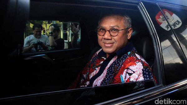 Senyum Arief Budiman Usai Diperiksa KPK