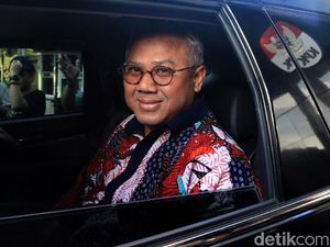 Senyum Arief Budiman Usai Diperiksa KPK