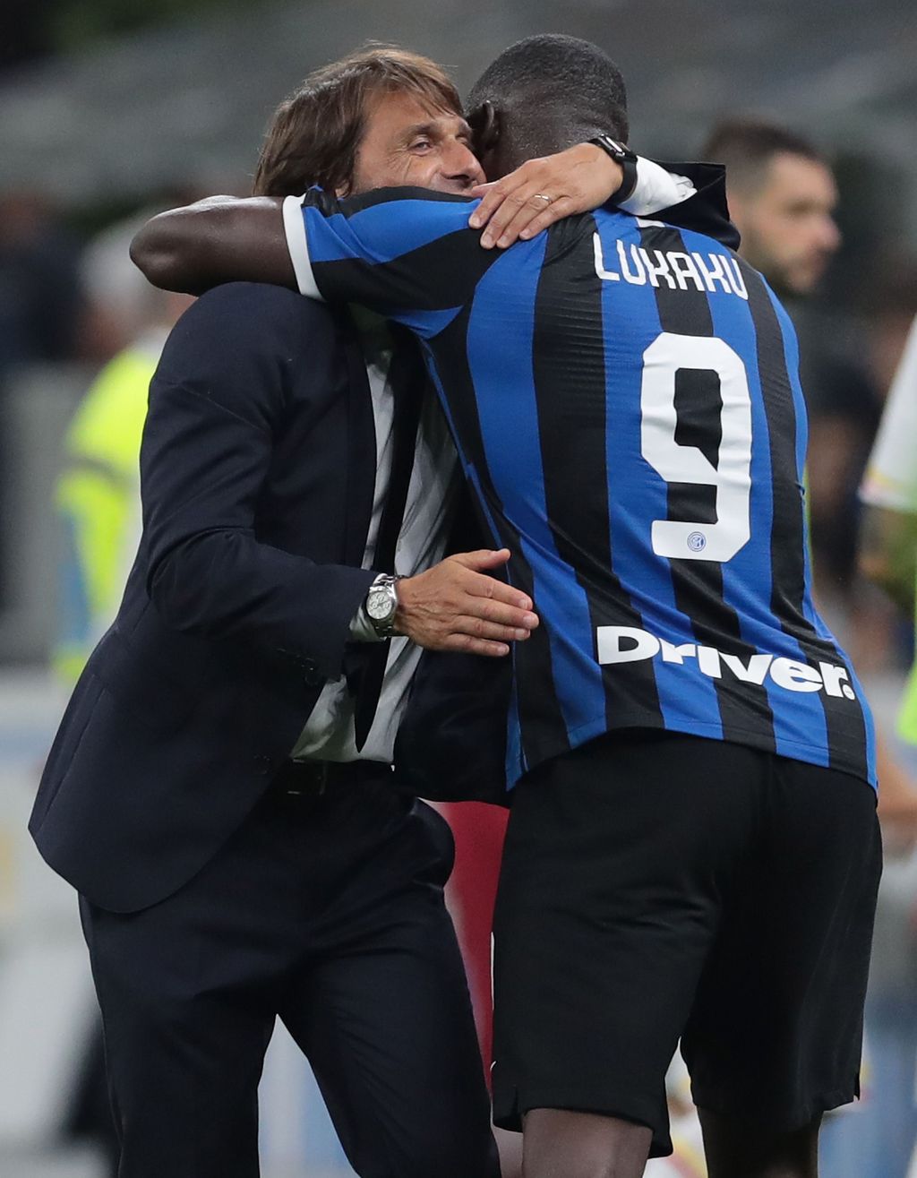 MILAN, ITALY - AUGUST 26:  FC Internazionale coach Antonio Conte embraces his player Romelu Lukaku at the end of the Serie A match between FC Internazionale and US Lecce at Stadio Giuseppe Meazza on August 26, 2019 in Milan, Italy.  (Photo by Emilio Andreoli/Getty Images)