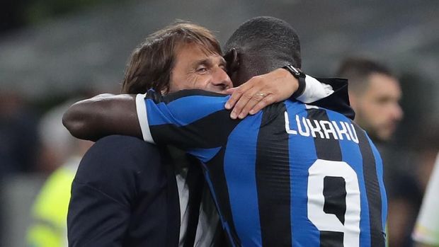 MILAN, ITALY - AUGUST 26:  FC Internazionale coach Antonio Conte embraces his player Romelu Lukaku at the end of the Serie A match between FC Internazionale and US Lecce at Stadio Giuseppe Meazza on August 26, 2019 in Milan, Italy.  (Photo by Emilio Andreoli/Getty Images)