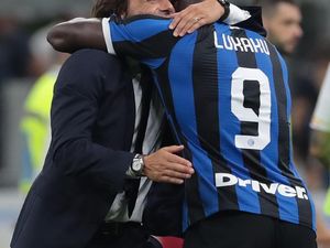 Lukaku: Conte Tak Akan Kemana-mana kok