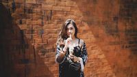 Pose Cantik Cyandyana Lorens, Eks Pramugari Garuda Saat Nikmati Minuman