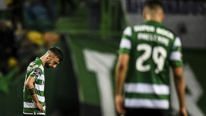 Sportings Portuguese midfielder Bruno Fernandes reacts to Benficas second goal during the Portuguese league football match between Sporting CP and SL Benfica at the Jose Alvalade stadium in Lisbon on January 17, 2020. (Photo by PATRICIA DE MELO MOREIRA / AFP)