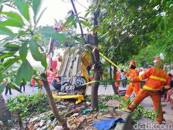 Nekat Main Ponsel Saat Berkendara, Mobil Ini Tabrak Pembatas Jalan dan Terbalik