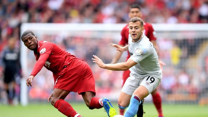 LIVERPOOL, ENGLAND - AUGUST 12:  Jack Wilshere  of West Ham United battles for possession with Georginio Wijnaldum of Liverpool during the Premier League match between Liverpool FC and West Ham United at Anfield on August 12, 2018 in Liverpool, United Kingdom.  (Photo by Laurence Griffiths/Getty Images)
