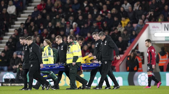 Arsenals Shkodran Mustafi is stretchered off the field of play during the English FA Cup fourth round soccer match between AFC Bournemouth and Arsenal at Vitality Stadium, Bournemouth, England, Monday, Jan. 27, 2020. (John Walton/PA via AP)