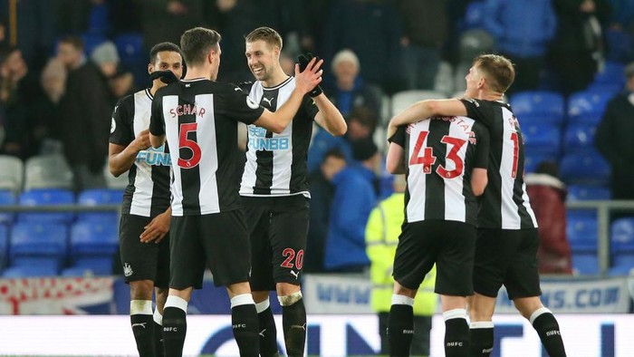 LIVERPOOL, ENGLAND - JANUARY 21: Florian Lejeune of Newcastle United celebrates with Fabian Schar after scoring his teams second goal  during the Premier League match between Everton FC and Newcastle United at Goodison Park on January 21, 2020 in Liverpool, United Kingdom. (Photo by Alex Livesey/Getty Images)