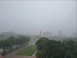 Sendiri Hujan-hujanan