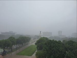 Sendiri Hujan-hujanan Sendiri Hujan-hujanan