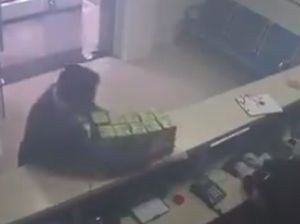 Bikin Terharu, Pria Misterius Bagi-bagi Masker ke Polisi China