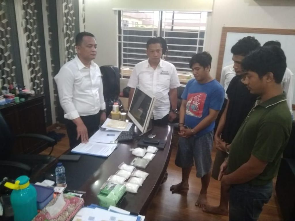 Polisi Tangkap 3 Pengedar Sabu di Medan, Sita 2,1 Kg Sabu Polisi Tangkap 3 Pengedar Sabu di Medan, Sita 2,1 Kg Sabu