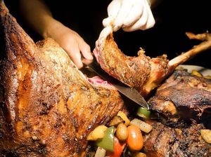 Di Sini Bisa Makan Kambing Guling dan Cicip Makanan Crazy Asian