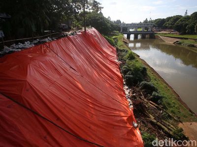 Terpal Besar Tutupi Lahan Bekas Longsor di BKT