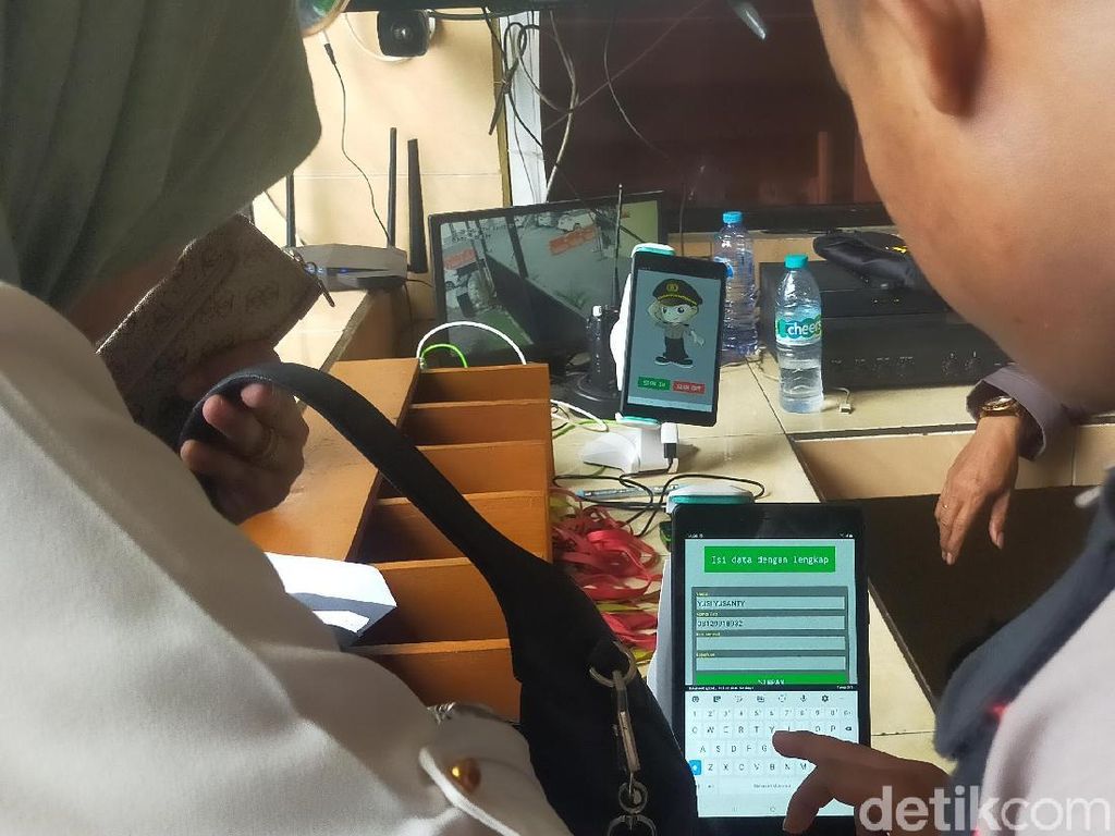 Buku Digital, Cara Akurat Polrestabes Surabaya Data Tamu yang Datang Buku Digital, Cara Akurat Polrestabes Surabaya Data Tamu yang Datang