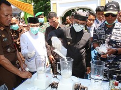 Bupati Anas dan Kejari Banyuwangi Musnahkan Barang Bukti Kejahatan