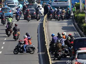 Hindari Polisi, Pemotor Nekat Lawan Arah di Jalur TransJakarta