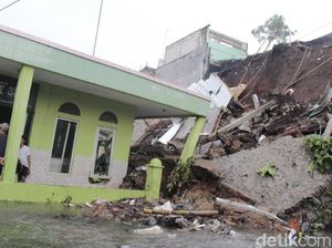 Masjid di Cimahi Rusak Tertimpa Longsor Tebing